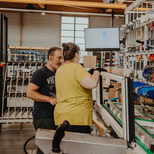 Deux salariées de Baie Vision qui travaille ensemble au cœur de l'atelier