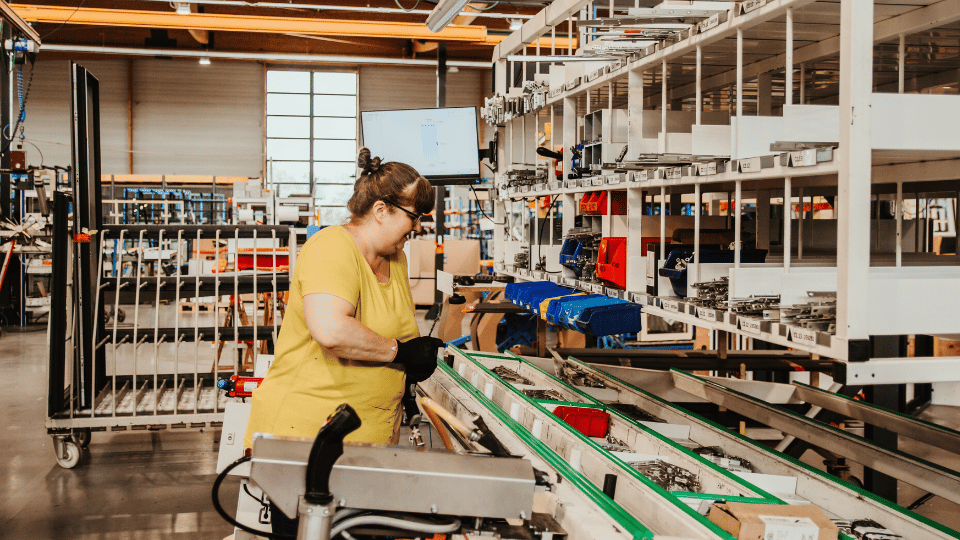 Photo d'une salariée Baie vision au cœur de l'usine